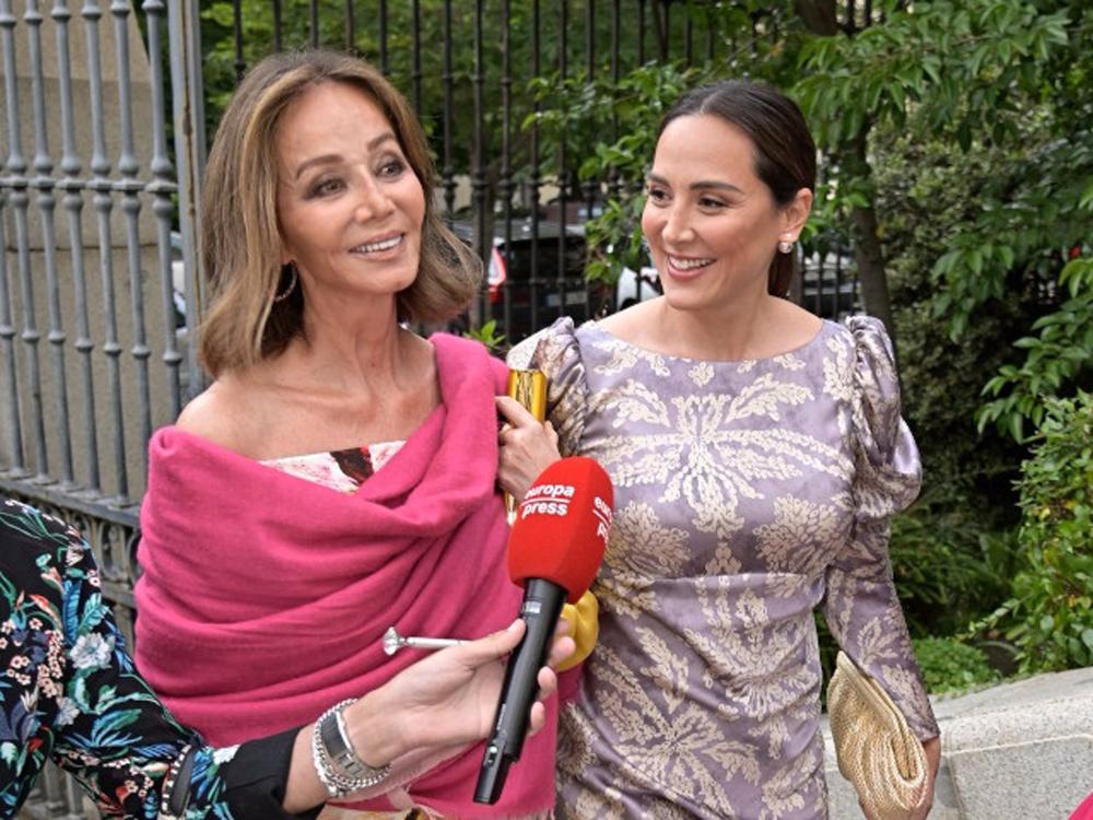 Isabel Preysler y Tamara Falcó llegando a la boda de Lucía Domínguez Vega-Penichet y Álvaro Gomis Isabel