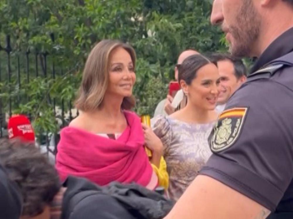 Isabel Preysler, Tamara Falcó y Ana Boyera llegan a la boda de Lucía Domínguez Vega-Penichet y Álvaro Gomis escoltadas por la policía Isabel