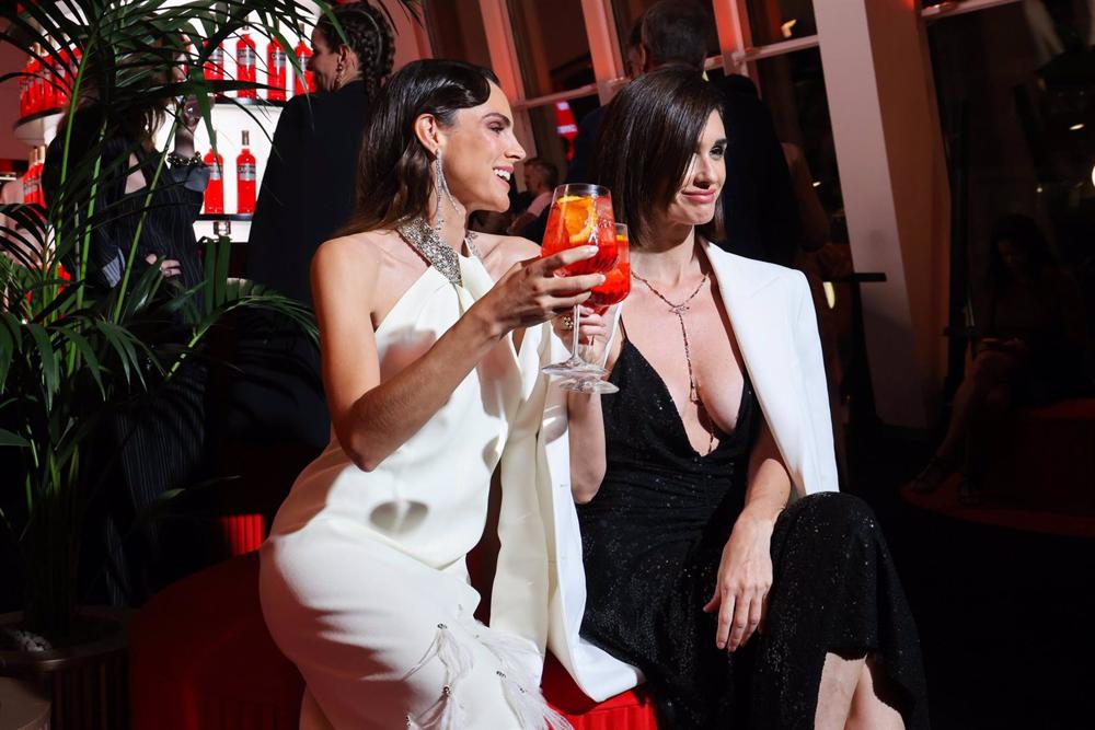 Amaia Salamanca y Paz Vega, dos de las protagonistas de la fiesta con la que Campari y Bululú han celebrado el cine español en el incomparable marco del festival de Cannes Amaia