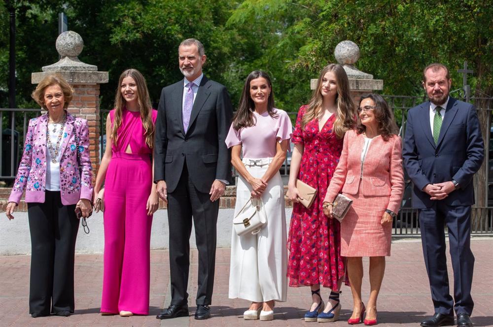 La Infanta Sofía ha hecho la Confirmación arropada por sus padres, la Princesa Leonor, la Reina Sofía y sus abuelos maternos La
