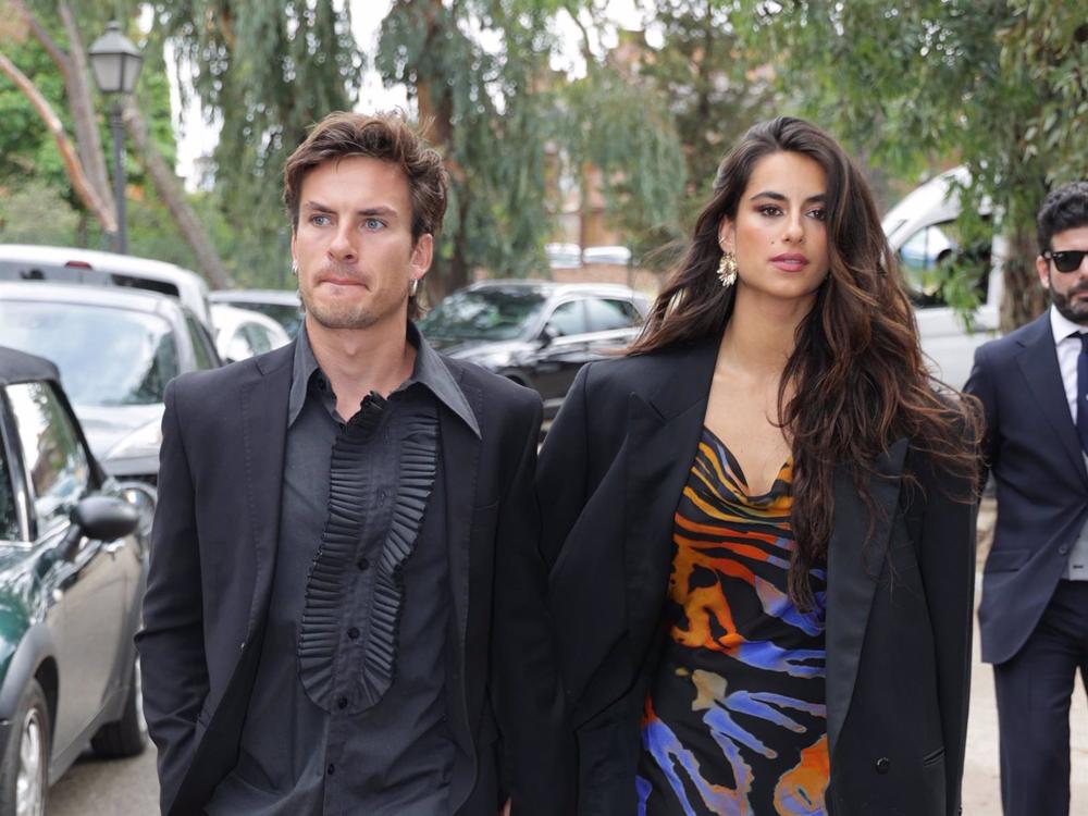 Andrés Ceballos y Begoña Vargas a su llegada a la boda de Willy Bárcenas con Loreto Sesma, a 27 de mayo de 2023, en Madrid (España). Andrés