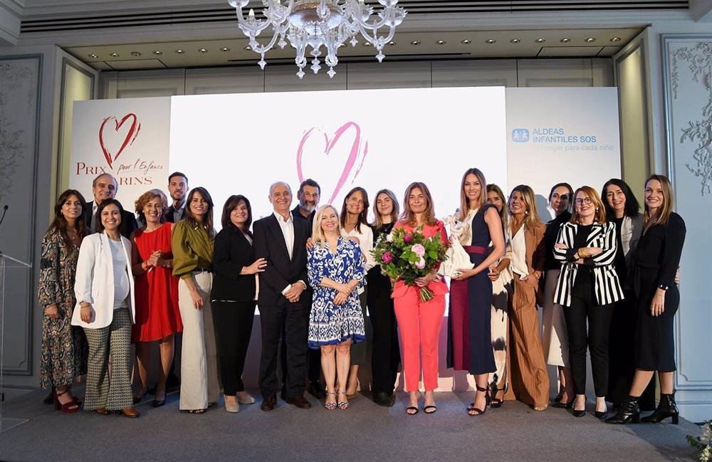 Clarins ha entregado su prestigioso premio Clarins por la Infancia 2023 a Celeste Cervera Morga Clarins