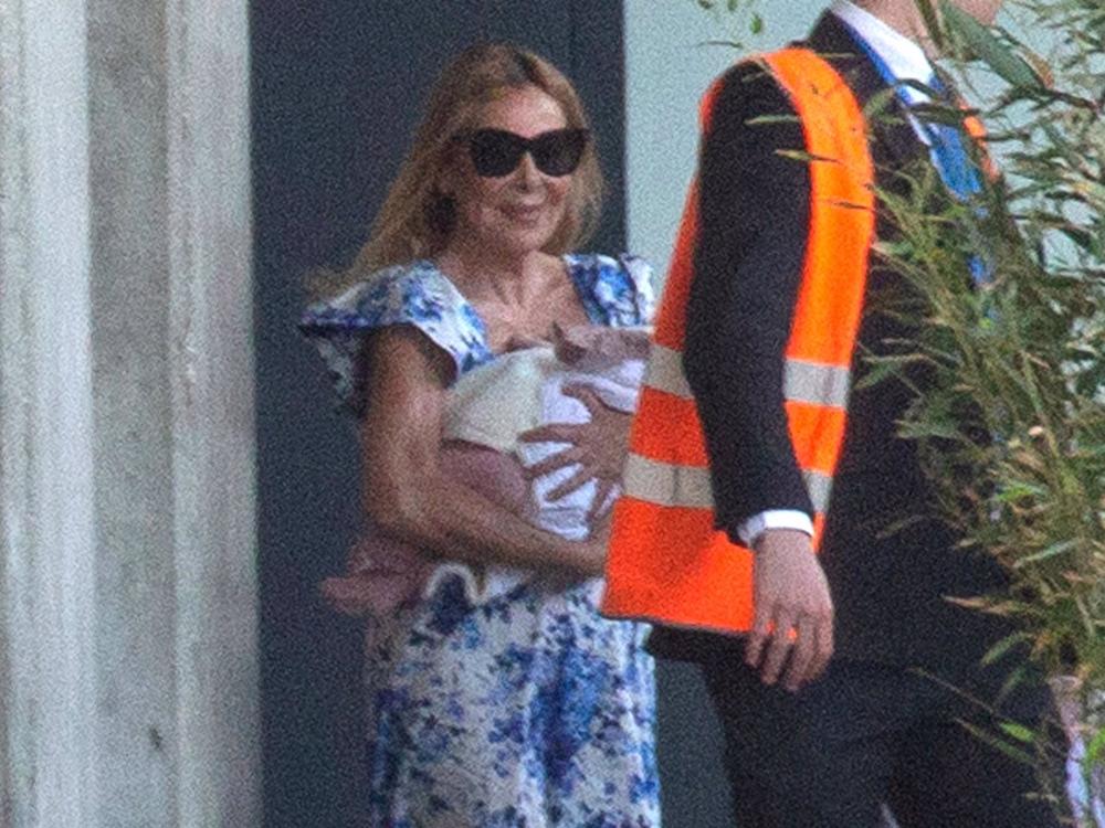 Ana Obregón con su nieta Ana Sandra en brazos a su llegada a Madrid Ana
