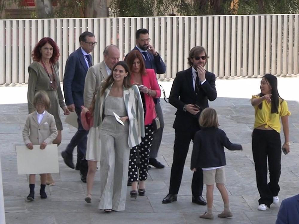 Rosauro Varo ha recibido la Medalla de Sevilla arropado por Amaia Salamanca y sus tres hijos Rosauro