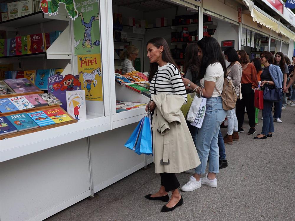 La Reina Letizia visita por sorpresa la Feria del Libro de Madrid 2023 La