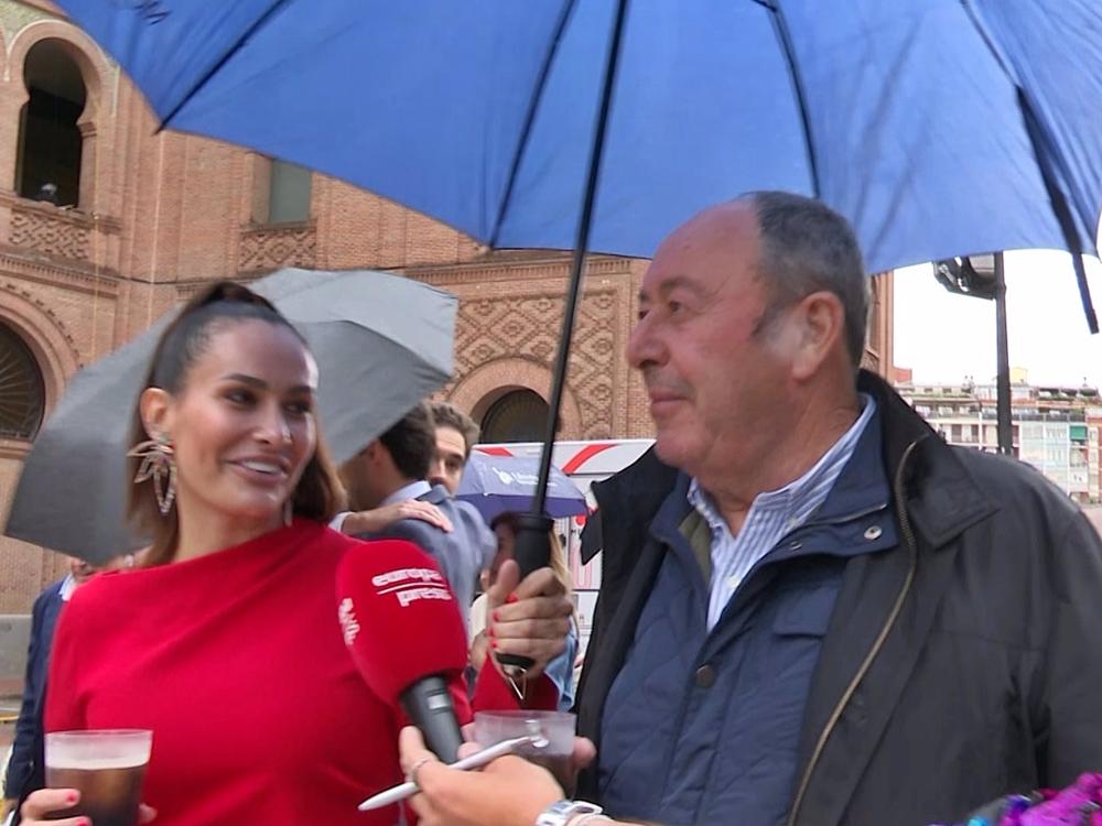 LUIS MIGUEL RODRÍGUEZ 'EL CHATARRERO' Y SU NUEVA AMIGA EN LA PLAZA DE TOROS DE LAS VENTAS LUIS