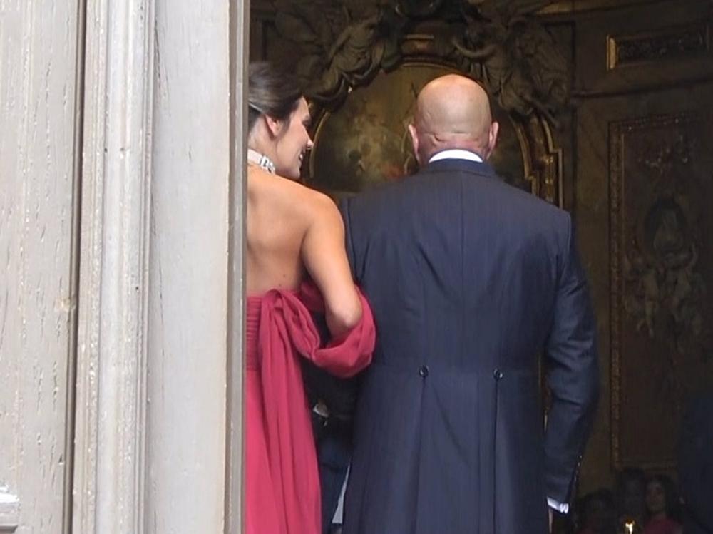 LAURA MATAMOROS Y SU PADRE KIKO ENTRANDO EN LA BASÍLICA DE SAN MIGUEL, EN MADRID LAURA