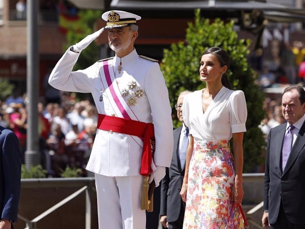 Los Reyes, Don Felipe y Doña Letizia, en el Desfile de las Fuerzas Armadas en Granada Los