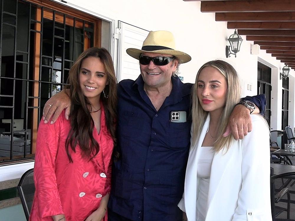 GLORIA CAMILA, AMADOR MOHEDANO Y ROCÍO FLORES GLORIA