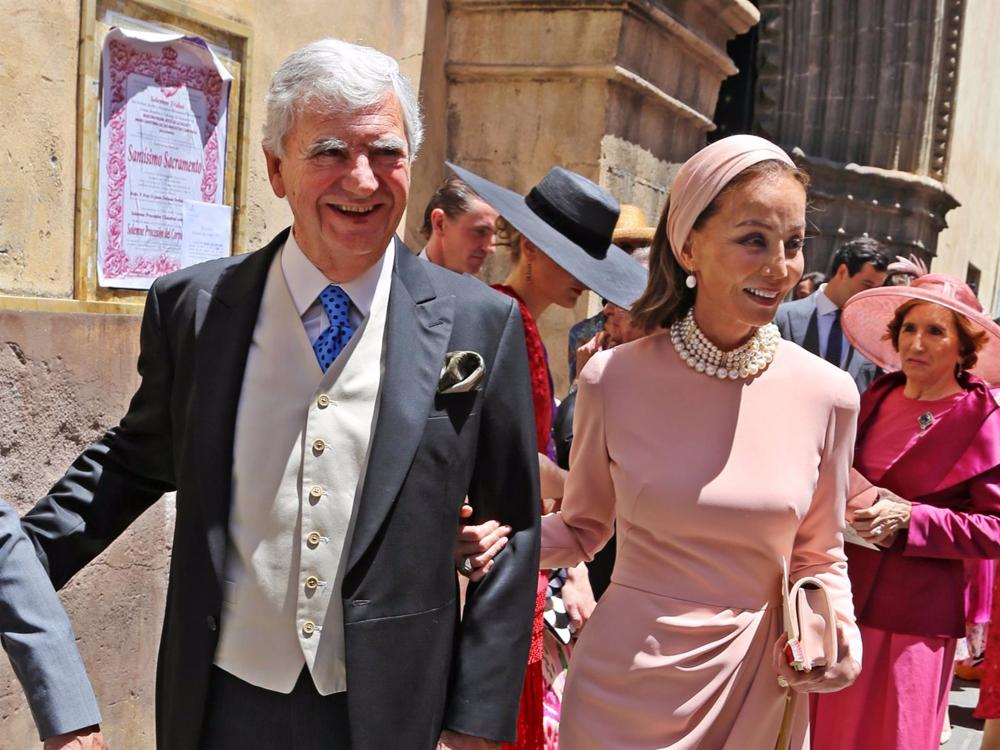 SANTIAGO BERGARECHE E ISABEL PREYSLER EN LA BODA DE SOL MEDINA, EN SEVILLA. SANTIAGO