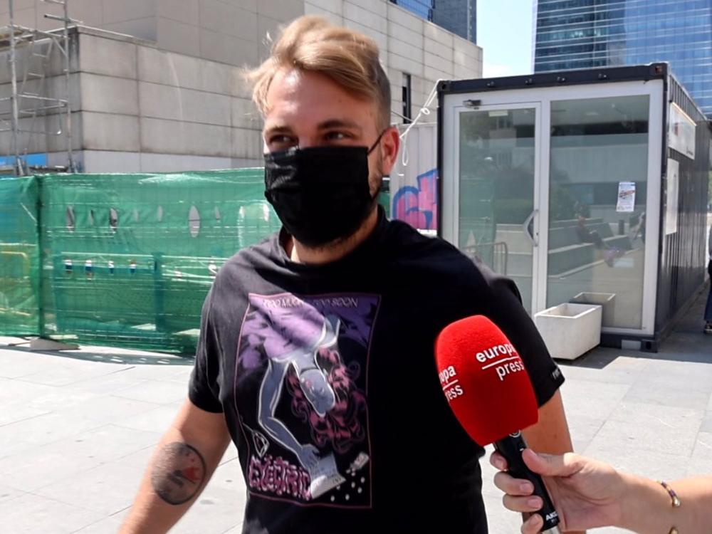 José María Almoguera, a las puertas del hospital donde ha nacido su primer hijo con Paola Olmedo José