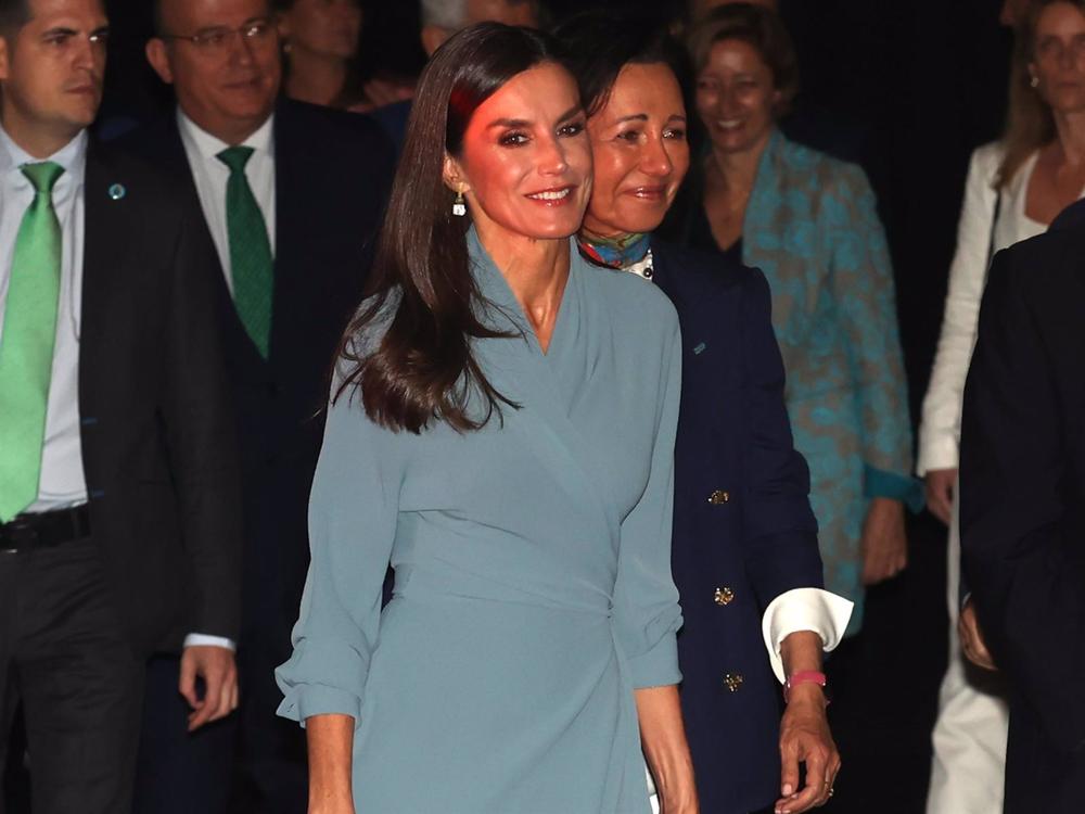 La Reina Letizia, sencillamente perfecta con un diseño gris azulado de Adolfo Domínguez La