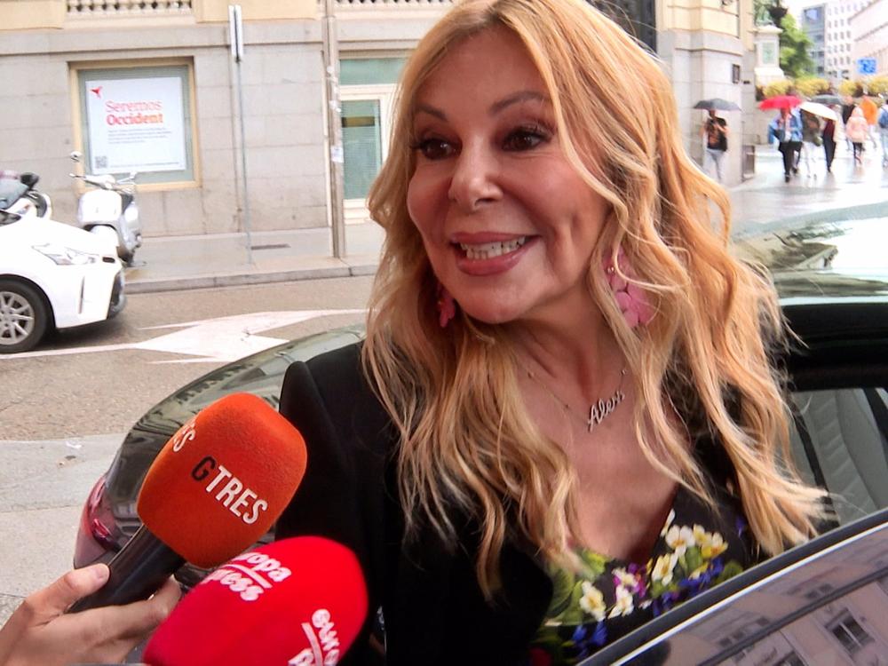 ANA OBREGÓN ABANDONA LA RUEDA DE PRENSA LANZÁNDOLE UN DARDO A ALESSANDRO LEQUIO ANA