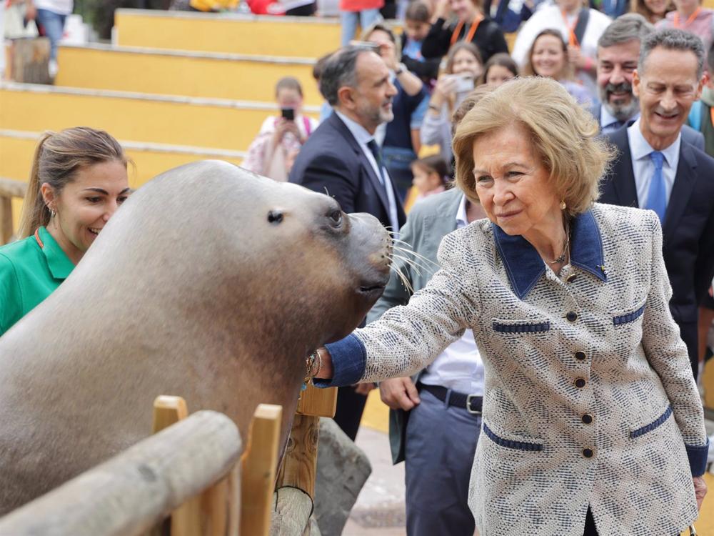 Doña Sofía acariciando a un león marino en el Zoo Aquarium de Madrid Doña
