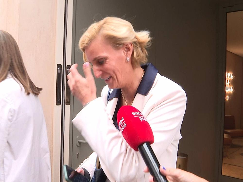 MARÍA ZURITA SALE DE UN RESTAURANTE DESPUÉS DE UNA COMIDA CON AMIGOS MARÍA