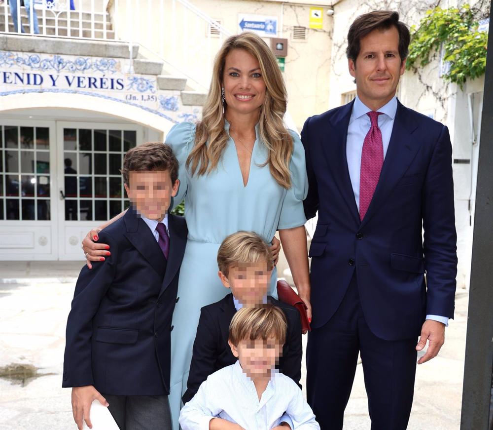 Carla Goyanes y Jorge Benguría posan junto a sus hijos Carlos, Santiago y Beltrán Carla
