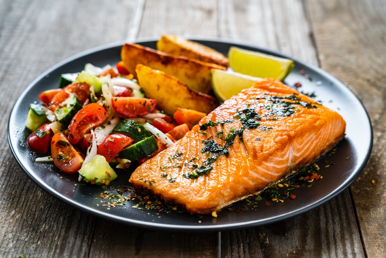 El salmón debe ser unos de los alimentos de la dieta de cualquier persona El salmón debe ser unos de los alimentos de la dieta de cualquier persona
