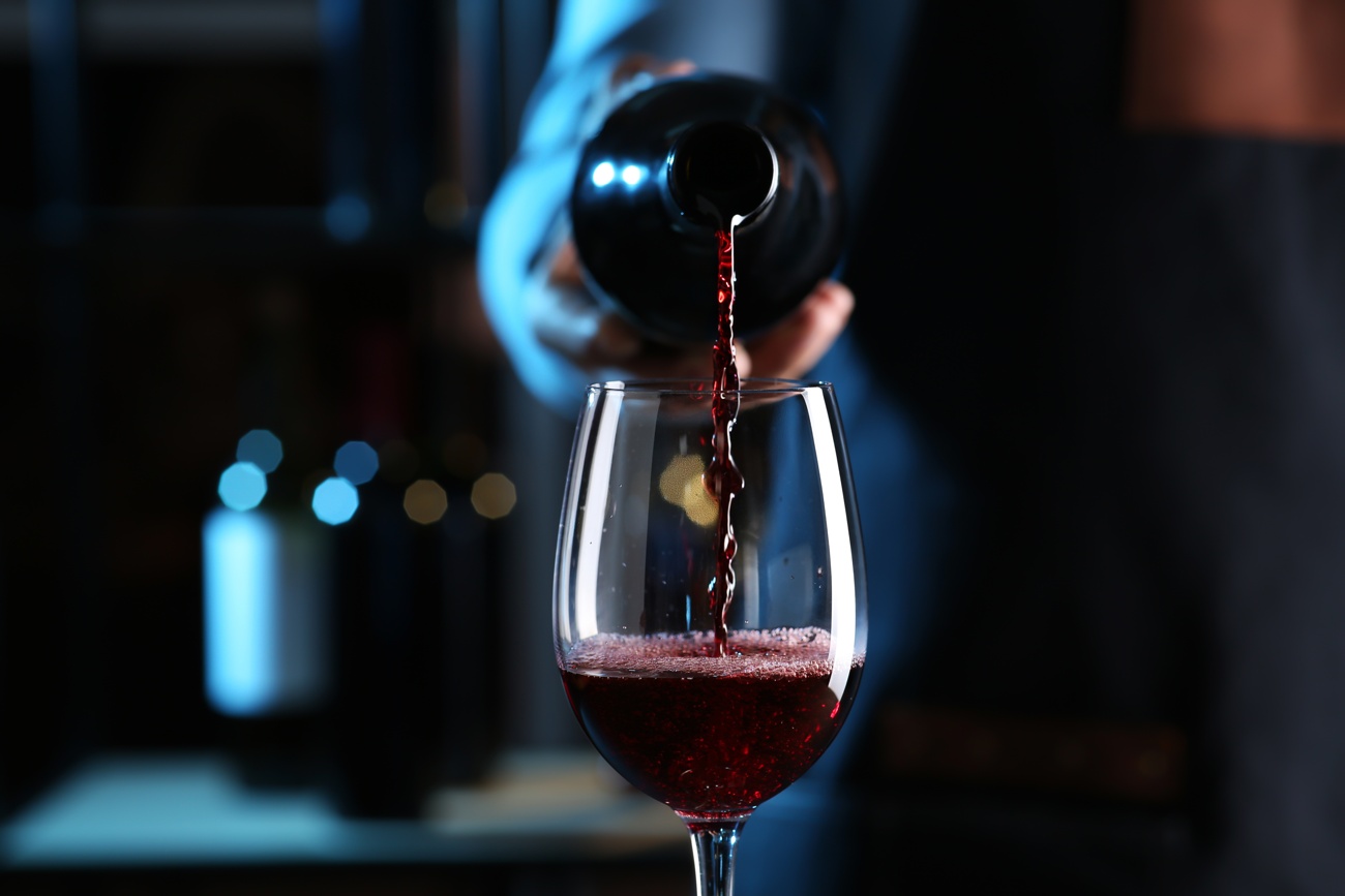 El vino es buen amigo del corazón El vino es buen amigo del corazón