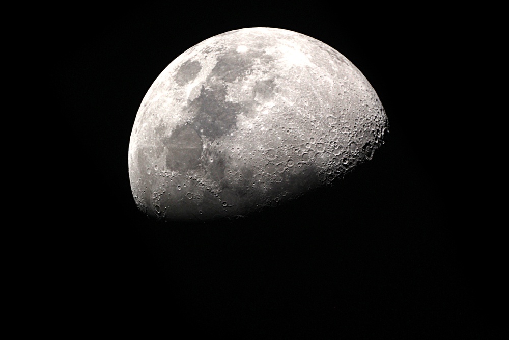 Hay un humano enterrado en la Luna