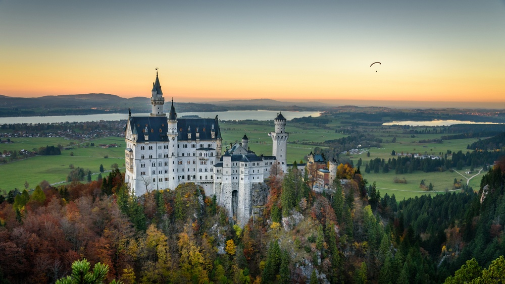 Parapente en el castillo de Neuschwanstein, Alemania Parapente en el castillo de Neuschwanstein, Alemania
