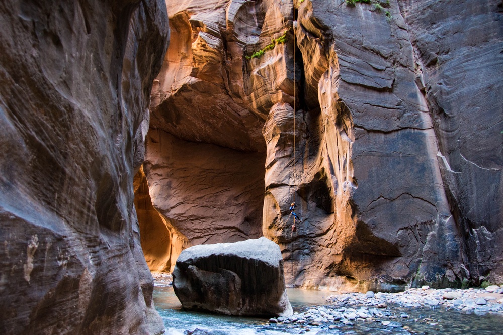 Escalada en pierda en Parque Nacional de Zion, Estados Unidos Escalada en pierda en Parque Nacional de Zion, Estados Unidos