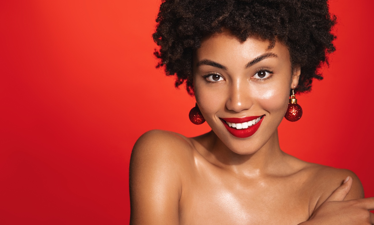 Rostro natural y potentes labios rojos Rostro natural y potentes labios rojos