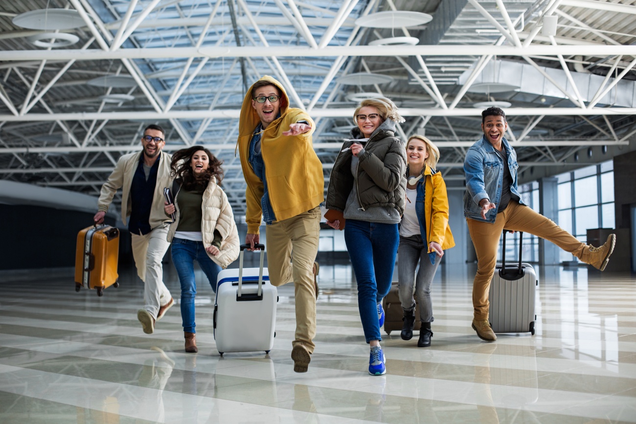 Son muchos los jóvenes que se van en busca de nuevas oportunidades y experiencias Son muchos los jóvenes que se van en busca de nuevas oportunidades y experiencias