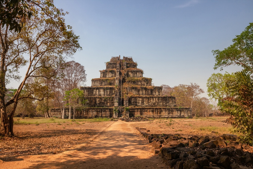 Pirámide Prasat Prang en Koh Ker (Camboya) Pirámide Prasat Prang en Koh Ker (Camboya)
