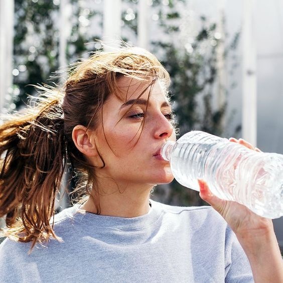 Beber mucha agua y evitar el alcohol