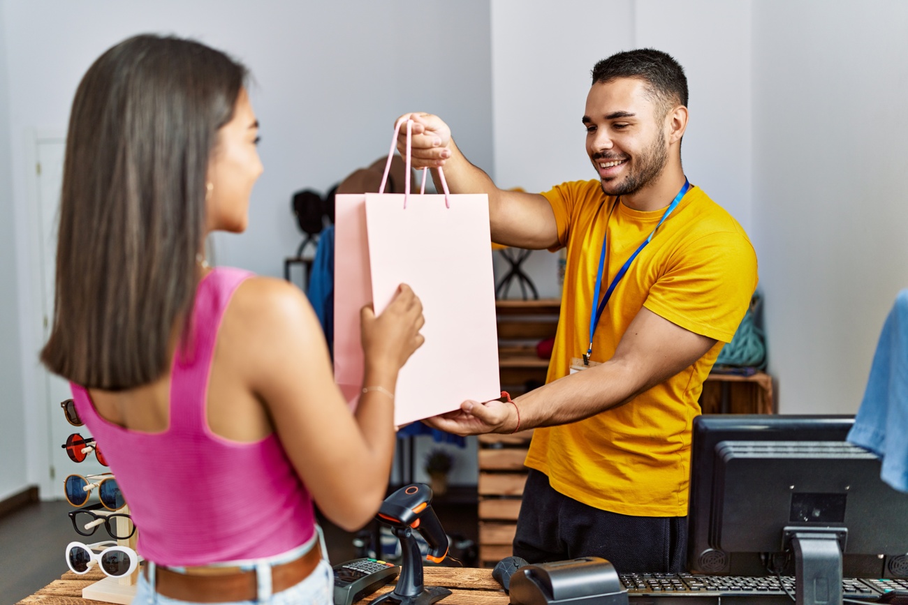 Los españoles cada vez pasan más tiempo comprando online, pero siguen disfrutando de las compras en tiendas físicas