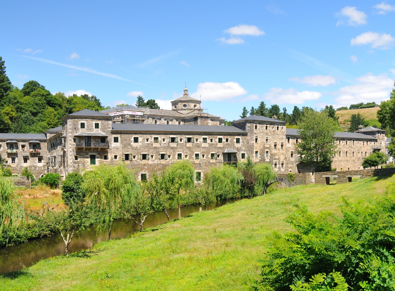 Monasterio de San Julián y Santa Basilisa de Samos