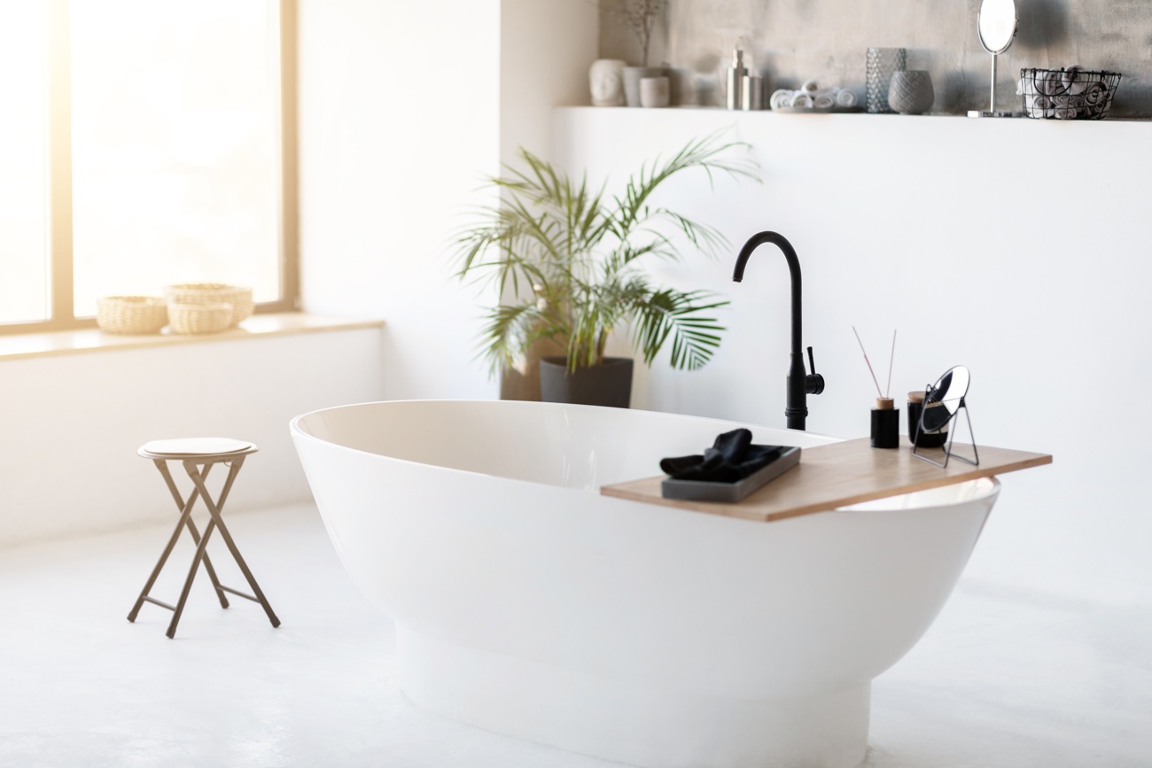 Cuatro beneficios de tener una bañera independiente frente a una empotrada