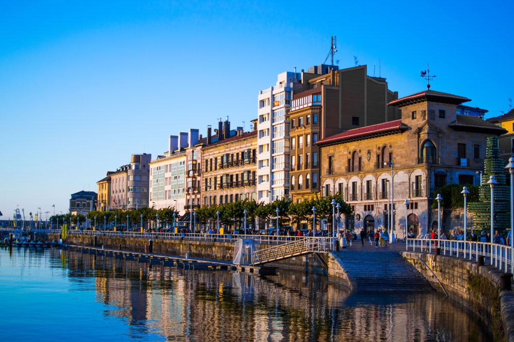 El barrio marinero de Cimadevilla El barrio marinero de Cimadevilla