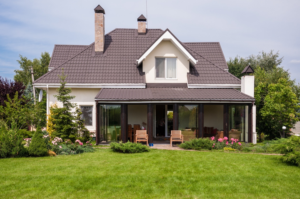 Primavera verde: 5 consejos fundamentales para un jardín y piscina cuidados de manera sostenible