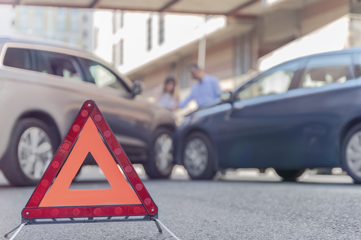 No olvides llevar un par de bolígrafos en el coche, por si acaso