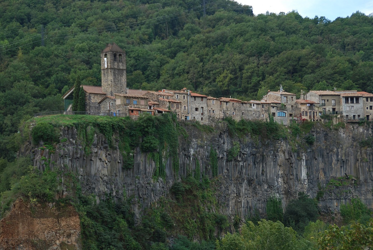 10 pueblos españoles construidos al borde de un acantilado