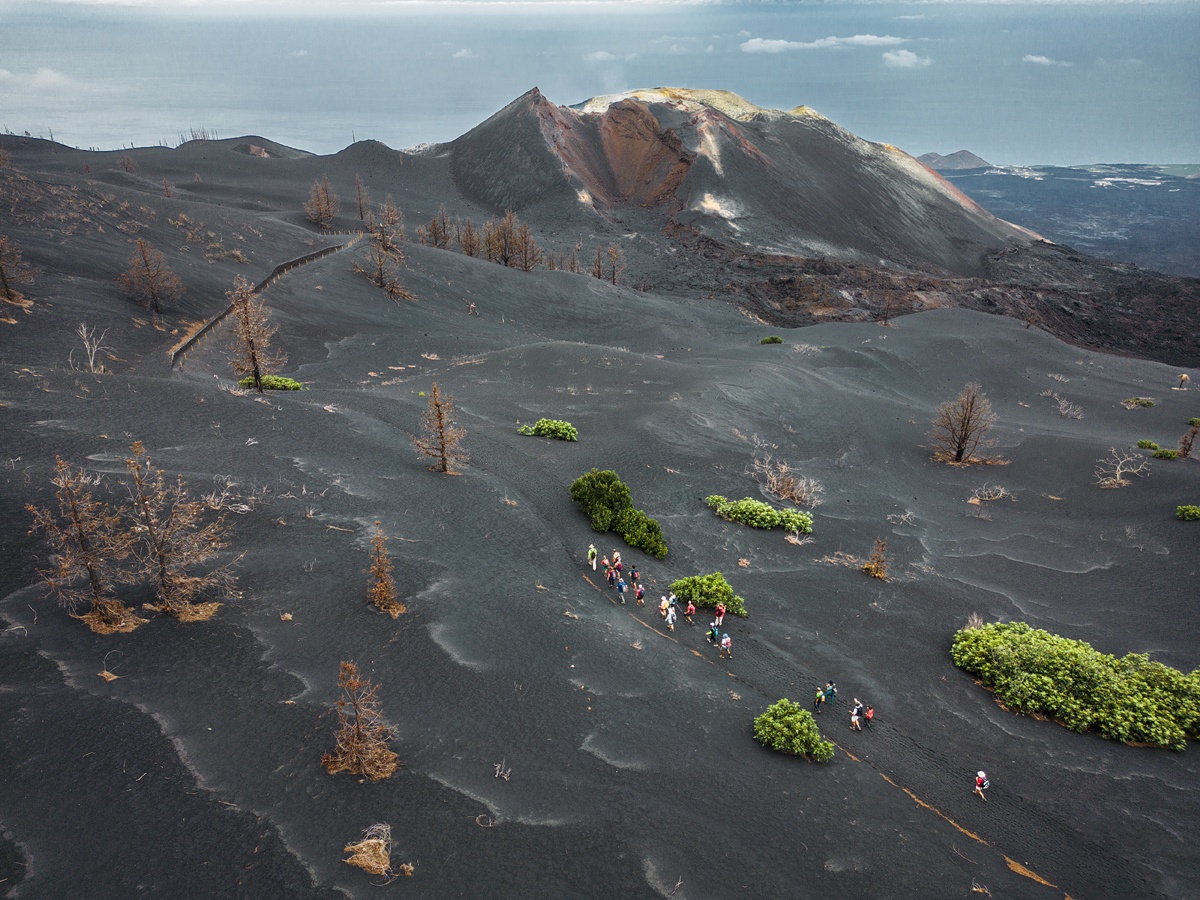 Divisar el nuevo volcán por mar y tierra Divisar el nuevo volcán por mar y tierra