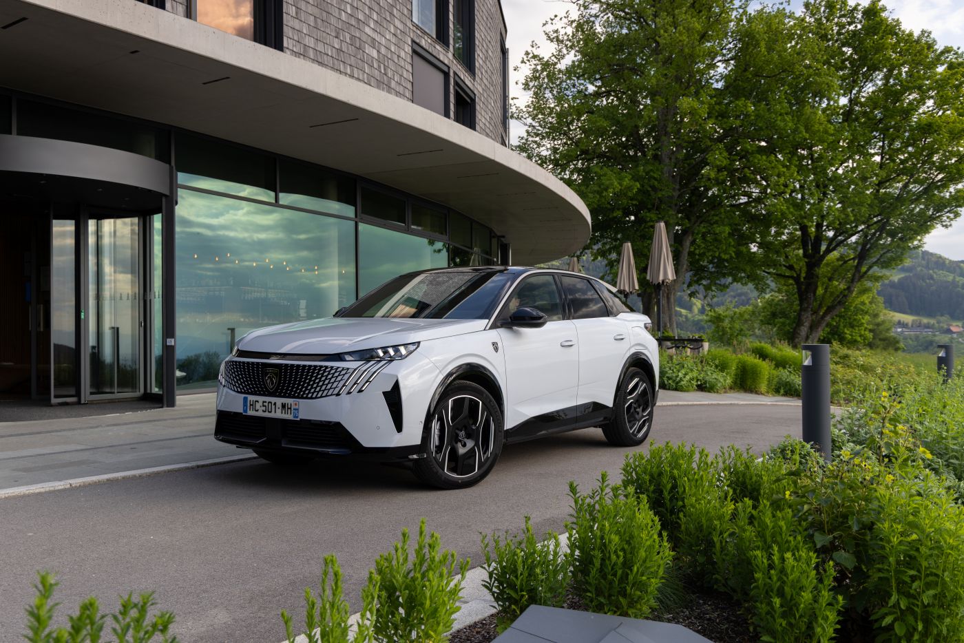 Peugeot sube la apuesta eléctrica: llega la versión 325 Dual Motor de los SUV E-3008 y E-5008
